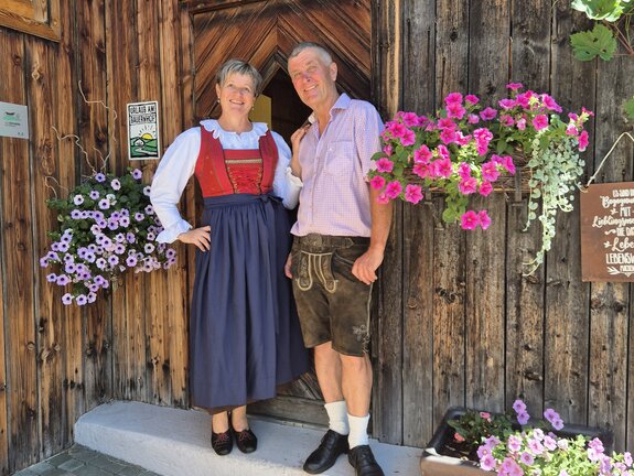 Gastfreundschaft Bäuerin Claudia und Bauer Hans Gastfreundschaft Bäuerin Claudia und Bauer Hans